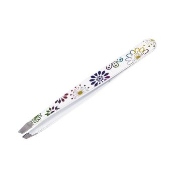 Pinzas inclinadas metálicas con recubrimiento blanco decoradas con flores multicolor sobre fondo blanco, herramienta de precisión para depilar y uso profesional.