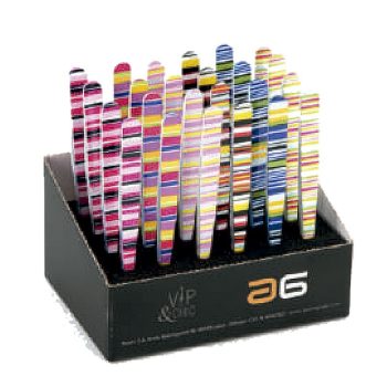 Expositor negro con varias limas de uñas de diseño a rayas multicolores colocadas verticalmente en hileras que sugieren un producto de alta calidad.