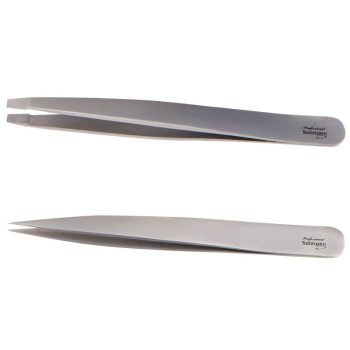 Dos pinzas de acero inoxidable, una con punta inclinada y otra con punta afilada recta, acabado satinado y líneas limpias que sugieren alta calidad y versatilidad para uso en belleza o como producto de precisión.