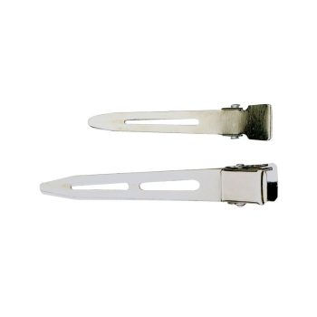Dos clips metálicos plateados para el cabello de distinto tamaño sobre fondo blanco, ideales para uso en peluquería.