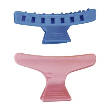 Dos pinzas de plástico para cabello, una azul con ranuras y otra rosa lisa, usadas en peluquería para sujetar mechones.