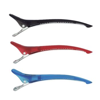 Tres pinzas largas para seccionar el cabello, de plástico y metal, en colores negro, rojo y azul, usadas en 'peluquería'.