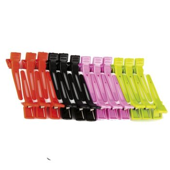 Pinzas de peluquería tipo cocodrilo de plástico con muelle metálico en filas de colores rojo, negro, rosa y verde lima sobre fondo blanco, alta calidad.