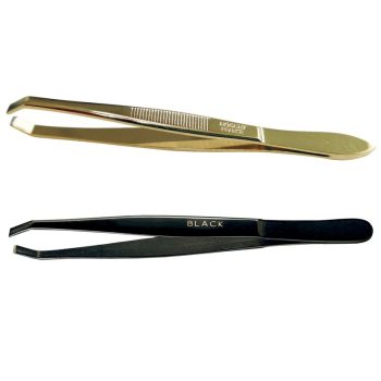 Pinzas de precisión para cejas o cosmética, una metálica dorada y otra negra sobre fondo blanco, con diseño angular y puntas biseladas, aspecto minimalista y alta calidad.