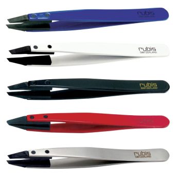 Cinco pinzas de precisión con puntas biseladas en colores azul, blanco, negro, rojo y plateado alineadas verticalmente sobre fondo blanco, herramientas de detalle para peluquería.