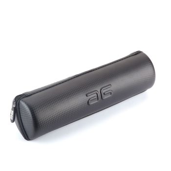Estuche cilíndrico negro de material rígido y textura tipo fibra con cremallera, ideal para transportar y proteger herramientas pequeñas de peluquería.