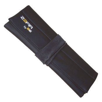 Estuche enrollado negro acolchado con correa central para cierre, de estilo profesional para guardar herramientas o accesorios.