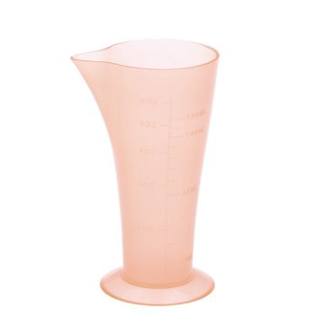 Vaso medidor cilíndrico de plástico translúcido color salmón con pico vertedor, base ancha y marcas de medida visibles en mililitros y onzas para uso 'profesional'.