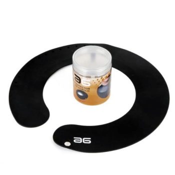 Protector de cuello negro en forma de media luna con un tarro transparente de producto cosmético al centro, pensado para uso en 'peluquería'.