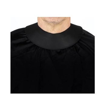 Capa negra de peluquería con un cuello protector ancho alrededor del cuello de un hombre con barba incipiente, diseñada para atrapar el pelo suelto en un salón de belleza.