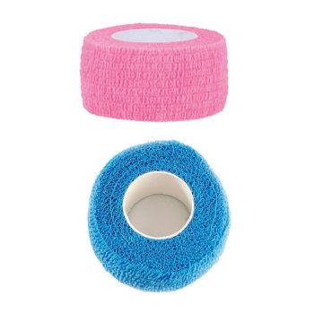 Dos rollos de vendaje cohesivo de textura rugosa, uno rosa y otro azul, colocados sobre fondo blanco, ideales para sujeción y primeros auxilios por profesionales y con diseño original.