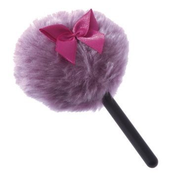 Pompón de peluche morado con lazo satinado fucsia y mango negro, alta calidad.