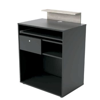 Mostrador de recepción compacto negro con estante superior en tono madera claro, bandeja deslizante, gaveta con cerradura, múltiples compartimentos abiertos y orificio para cables, diseño funcional y alta calidad.