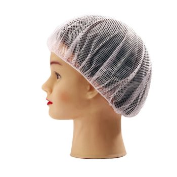 Maniquí de cabeza femenina visto de perfil izquierdo con gorro de malla blanco traslúcido, piel lisa y labios rojos, alta calidad.