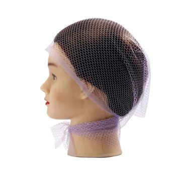 Maniquí de cabeza visto de perfil con peluca oscura cubierto por una redecilla de malla violeta atada bajo la barbilla para uso 'profesional'.