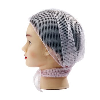Maniquí de perfil izquierdo con un gorro de malla blanca tipo redecilla atado bajo la barbilla sobre fondo blanco, imagen de alta calidad.