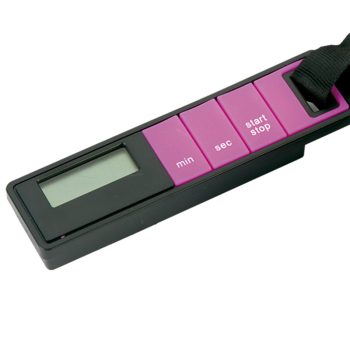 Temporizador digital rectangular negro con pantalla LCD, tres botones rosas marcados min, sec y start/stop y cinta para colgar, ideal para peluquería de estilo moderno.