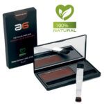 Kit de retoque de raíces con maquillaje capilar en crema color marrón, estuche abierto con espejo y brocha doble, caja y sello verde 100% natural visibles, diseño compacto y acabado de alta calidad.