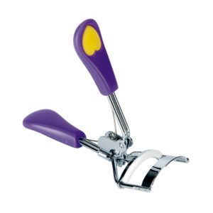 Rizador de pestañas metálico con empuñaduras moradas y detalle amarillo en forma de corazón, almohadilla blanca y diseño ergonómico para uso profesional.