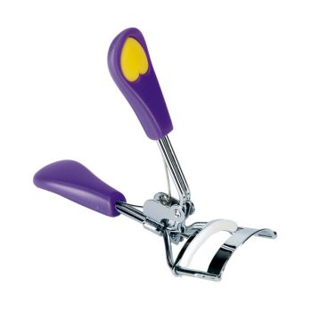 Rizador de pestañas metálico con empuñaduras moradas y detalle amarillo en forma de corazón, almohadilla blanca y diseño ergonómico para uso profesional.