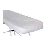 Sábana ajustable blanca cubriendo una camilla plegable con estructura metálica visible, superficie lisa y esquinas elásticas, alta calidad y diseño práctico.