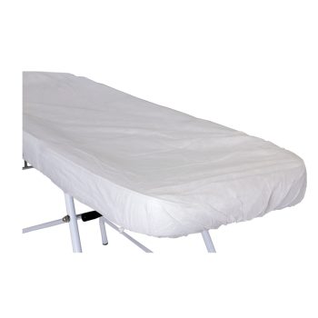 Sábana ajustable blanca cubriendo una camilla plegable con estructura metálica visible, superficie lisa y esquinas elásticas, alta calidad y diseño práctico.