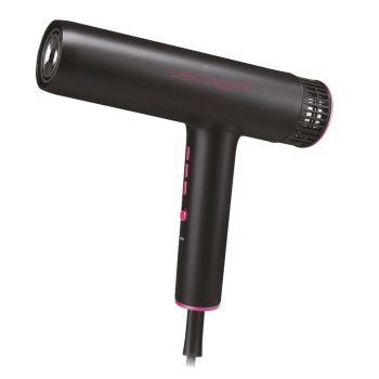 Secador de pelo negro con detalles rosados, cuerpo cilíndrico en forma de T, botones visibles en el mango y rejilla trasera, de aspecto profesional y acabado oficial y elegante.