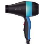 Secador de pelo profesional de mano, color negro con detalles azules, mango ergonómico con botones visibles y cable en la base.