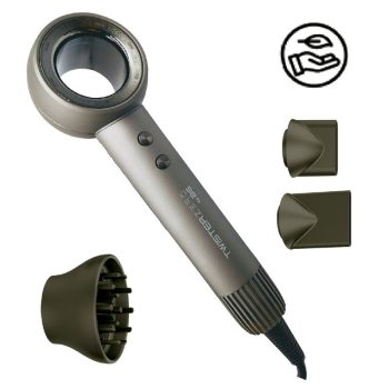 Secador de pelo sin aspas de diseño moderno en color gris con mango ergonómico, dos botones, cable y accesorios intercambiables (difusor y dos boquillas) junto a un icono de cuidado ecológico, ideal para salón de belleza.