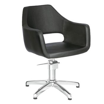 Silla giratoria tapizada en negro con respaldo y reposabrazos integrados, hueco lumbar, palanca hidráulica y base cromada de cinco puntas, ideal para un salón de belleza con diseño especial.