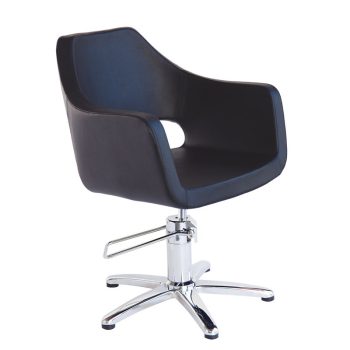 Silla giratoria de peluquería de diseño moderno con asiento y reposabrazos acolchados en piel negra, respaldo con corte decorativo y base hidráulica cromada, elegante y de alta calidad.