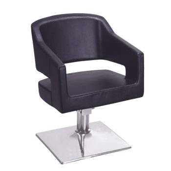 Silla de salón tapizada en negro con respaldo y apoyabrazos integrados, asiento acolchado y base metálica cuadrada con columna cromada, diseño moderno y profesional.