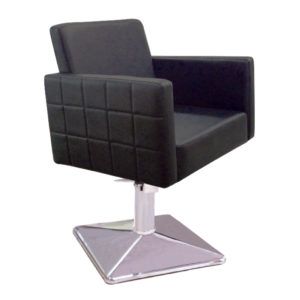 Sillón negro acolchado con respaldo y apoyabrazos, tapizado en cuadros y montado sobre base hidráulica metálica cuadrada, diseñado para peluquería.
