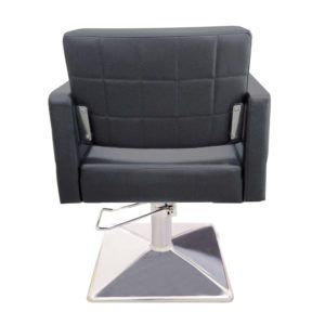 Silla de peluquería negra tapizada con respaldo acolchado en cuadrados, reposabrazos rectos y base cromada cuadrada con mecanismo hidráulico, de alta calidad.