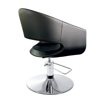 Silla de peluquería profesional de diseño moderno con respaldo envolvente y corte en la base del asiento, tapizada en cuero negro y montada sobre una columna y base circular cromada con reposapiés ajustable.