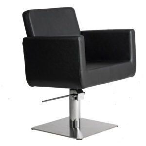 Silla de peluquería tapizada en negro con respaldo y brazos cuadrados, montada sobre una base metálica giratoria con palanca hidráulica, adecuada para salón de belleza.