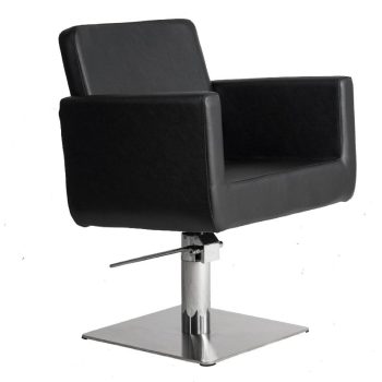 Silla de peluquería tapizada en negro con respaldo y brazos cuadrados, montada sobre una base metálica giratoria con palanca hidráulica, adecuada para salón de belleza.