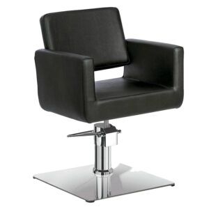 Silla de peluquería profesional tapizada en negro con respaldo y reposabrazos cuadrados, base hidráulica cromada y plataforma cuadrada.