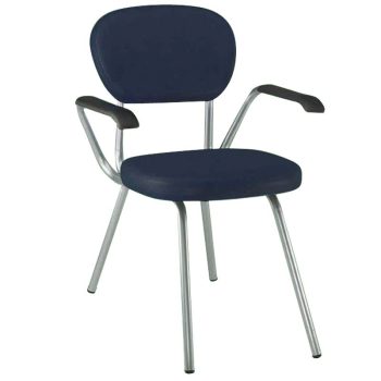 Silla de espera tapizada en azul marino con respaldo y asiento acolchados, estructura y patas metálicas plateadas y reposabrazos negros, apariencia de alta calidad y diseño minimalista, gratis de adornos superfluos.