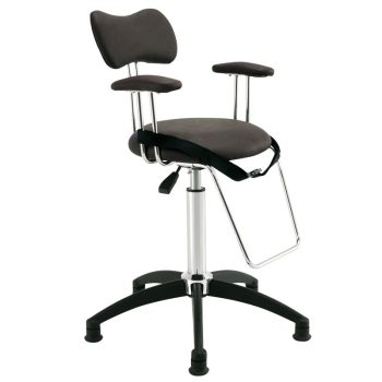 Taburete profesional ajustable y giratorio con asiento y respaldo acolchados en negro, reposabrazos acolchados, estructura metálica cromada con reposapiés y base estable de cinco patas.