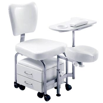 Silla blanca acolchada con respaldo, asiento amplio, reposapiés y bandeja lateral ajustable, estructura metálica con ruedas y cajones integrados, diseñada para uso en 'peluquería'.