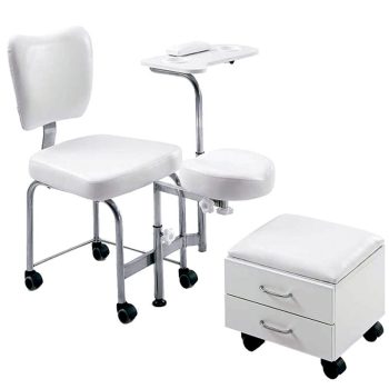 Conjunto blanco para peluquería compuesto por una silla acolchada con respaldo y ruedas, un taburete reposapiés ajustable con bandeja lateral y un mueble auxiliar con cojín y dos cajones sobre ruedas, con estructura cromada y tapicería lisa.