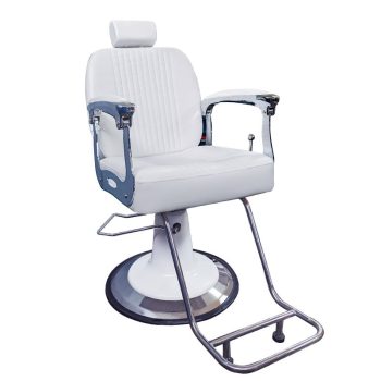 Silla de barbero profesional blanca acolchada con respaldo de costuras verticales, reposacabezas ajustable, brazos y reposapiés cromados y base hidráulica circular.