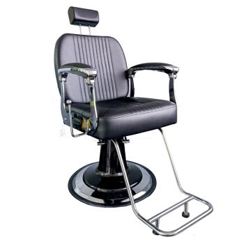 Silla de barbero negra acolchada con líneas verticales, reposacabezas ajustable, reposabrazos cromados, base hidráulica circular y reposapiés metálico, para uso profesional.