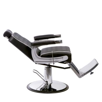 Silla de barbero reclinable en cuero negro con costuras acolchadas, reposabrazos y reposapiés metálico ajustable sobre base hidráulica cromada, diseño ergonómico y 'alta calidad' para salones profesionales.