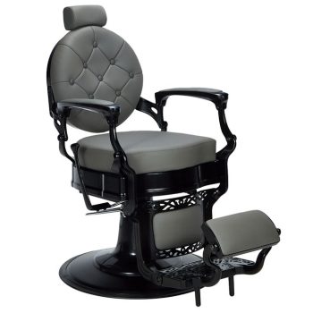 Silla de barbero de estilo clásico con base giratoria negra brillante, respaldo redondo capitoné y reposacabezas, asiento y reposapiés acolchados en cuero gris y reposabrazos curvados, de alta calidad.