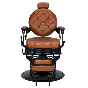 Silla de barbero clásica de cuero marrón con respaldo redondo capitoné, reposacabezas, reposabrazos y reposapiés integrados en estructura metálica negra sobre base circular, apta para una 'peluquería'.