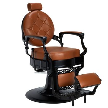 Silla de barbero clásica de cuero marrón con respaldo capitoné y reposacabezas, estructura metálica negra con reposabrazos y reposapiés y base giratoria robusta diseñada para uso 'profesional'.