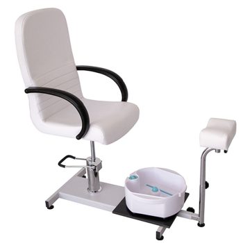 Silla blanca acolchada con reposabrazos negros, base metálica ajustable y bañera para pies integrada junto a un reposapiés, ideal para servicios de peluquería de alta calidad.
