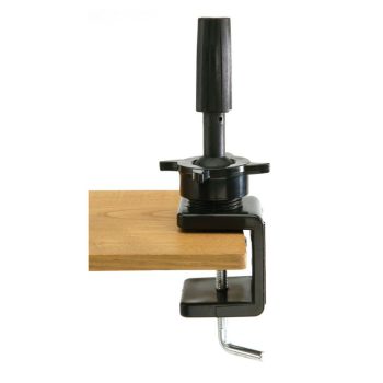 Abrazadera negra de sujeción con poste vertical y tornillo roscado con manija en L montada en el borde de un tablero de madera, ofrecida al mejor precio.